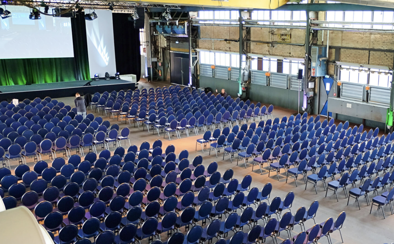 Großer Saal mit Bühne und Bestuhlung