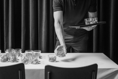 Catering Buffet wird auf dem Tisch aufgereiht