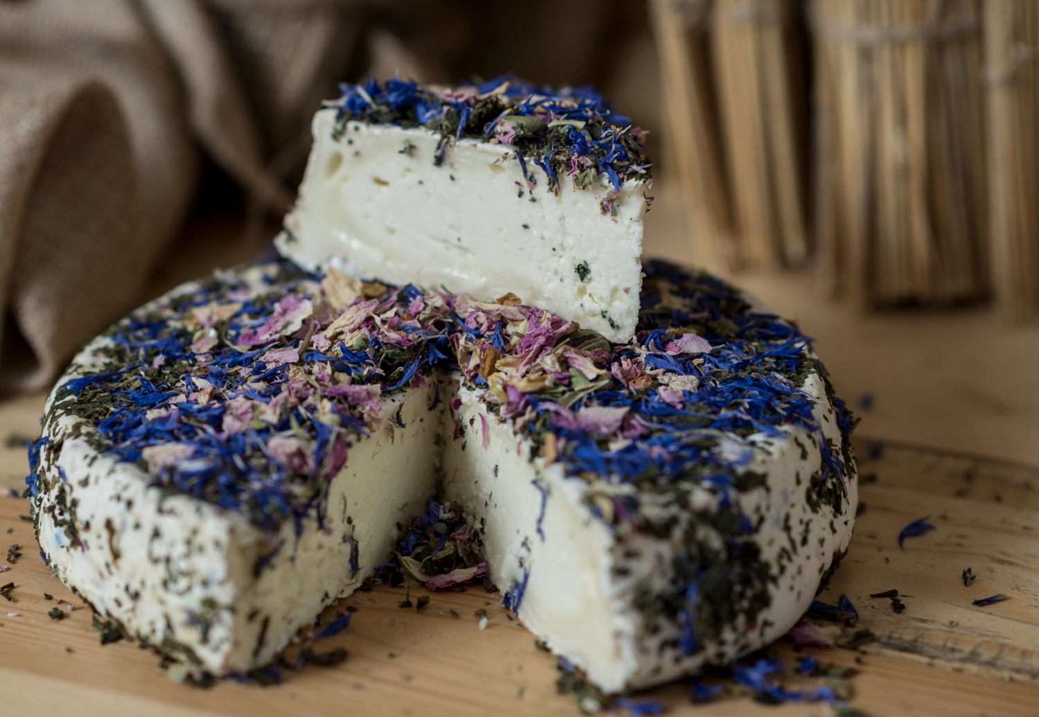 Käseleib mit Trockenblüten verziert