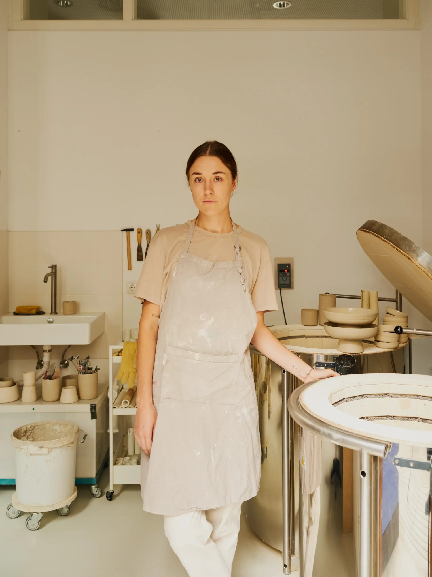 Viola Beuscher im Atelier