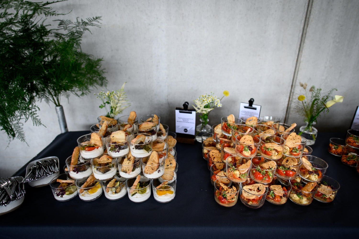 Catering in Frankfurt mit Fingerfood im Glas als Buffet aufgebaut.