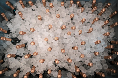 Ganz viele Champagnerflaschen im Eis gekühlt