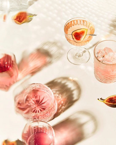 Cocktailcatering mit rosanen und apricotfarbenen Drinks