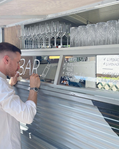 Beschriftung der Bar des GOOSE Gourmet Foodtrucks