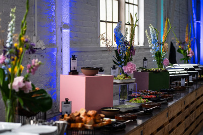 Farbenfrohes Buffet Catering mit Blumendekoration