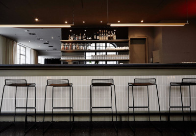 Barhocker vor einer Bar im GOOSE Eventspace
