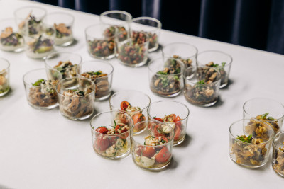 Buffet aus Gäschen mit herzhaften Speisen