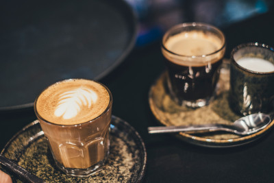 ein Cappuchino und ein Kaffee