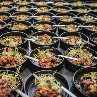Cateringbuffet mit mehrern Schüsseln