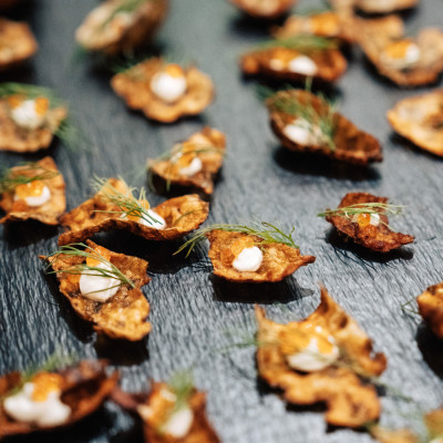 Fingerfood auf einer Holzplatte