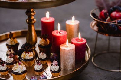 Kerzen und Cupcakes als Dekoration bei einer romatischen Hochzeit