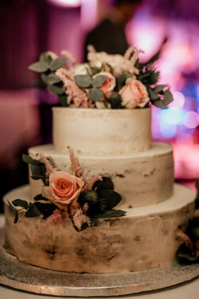 Hochzeitstorte dekoriert mit Rosen