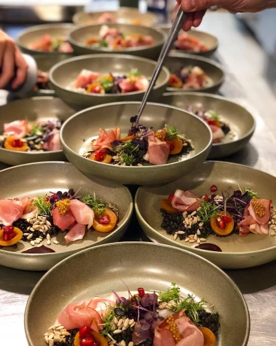 Saisonale Vorspeise in Schalen mit Schinken, Aprikose und Kräutern – Catering von GOOSE Gourmet