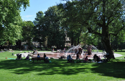 Blick auf einen Wasserbrunnen im Nordender Park in Frankfurt