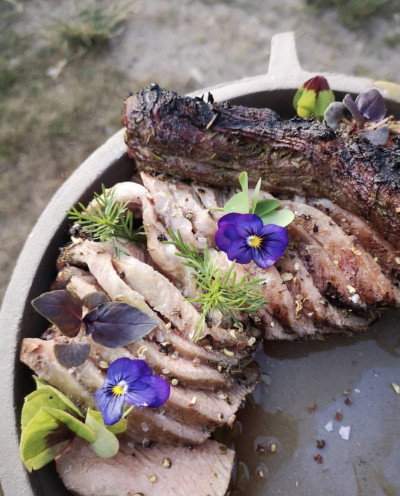 Gegrilltes Fleisch mit Blumendekoration