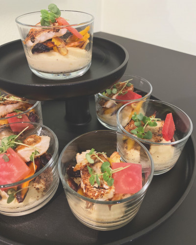 Gläser mit herzhaftem Catering