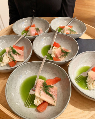 Teller mit Fischgericht