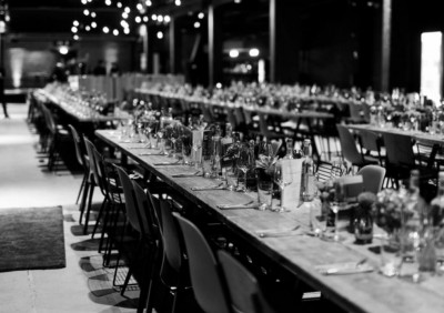 Lange gedeckte Tafel