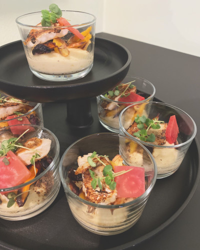 Gläser mit herzhaftem Catering