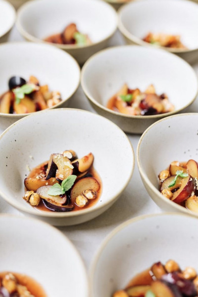 Schüsseln mit Desserts