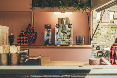 Blick in den Foodtruck auf die Siebträgermachine