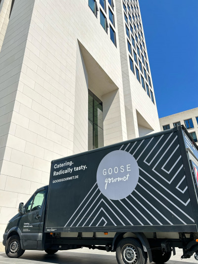 Goose Gourmet Transportwagen auf dem Weg in Frankfurt Westend
