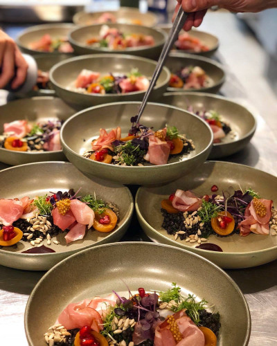 Mehrere Teller werden für das Catering angerichtet