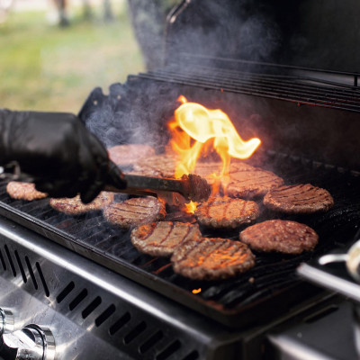Hamburgerpattys auf dem Grill für das BBQ Catering