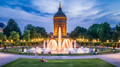 Wasserturm in Mannheim hinter einem großen Wasserbrunnen
