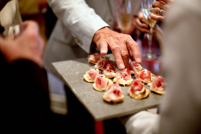 Mann greift nach dem Fingerfood