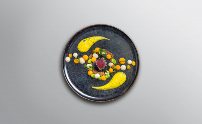 Blick von oben auf einen bunt und abstrakt dekorierten Teller