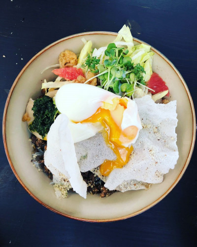 Blick von oben auf eine leckere Bowl