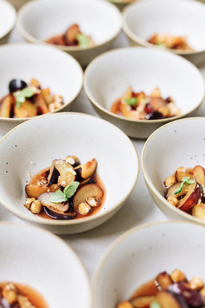 Viele Schüsseln mit Dessert