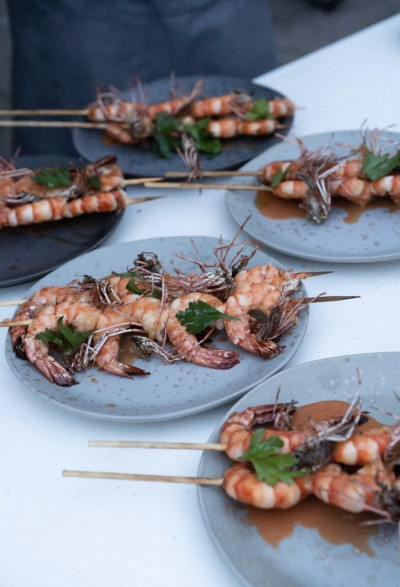 Schrimpspieße vom Grill auf Tellern anfgerichtet