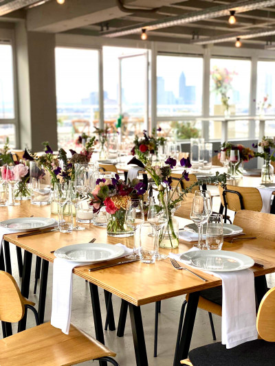 Tischdekoration in einer Location mit Blumen und Geschirr