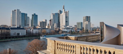 Skyline von Frankfurt aus Perspektive einer Dachterrasse