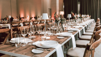 Lange gedeckte Holztafel
