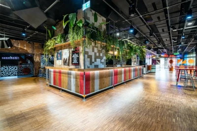 Eventlocation in Frankfurt mit einer großen schwarzen Bühne und Holzboden.