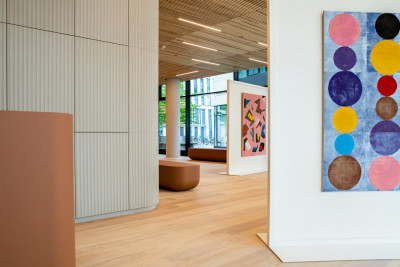 Eine Ausstellung mit bunten Malereien in einer Ecventlocation von GOOSE Gourmet.