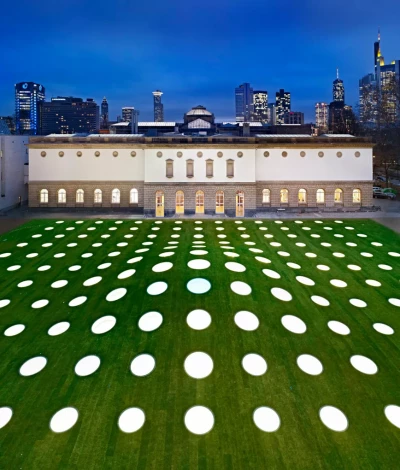 Städel Museum Garten in Frankfurt mit Lichtpunkten