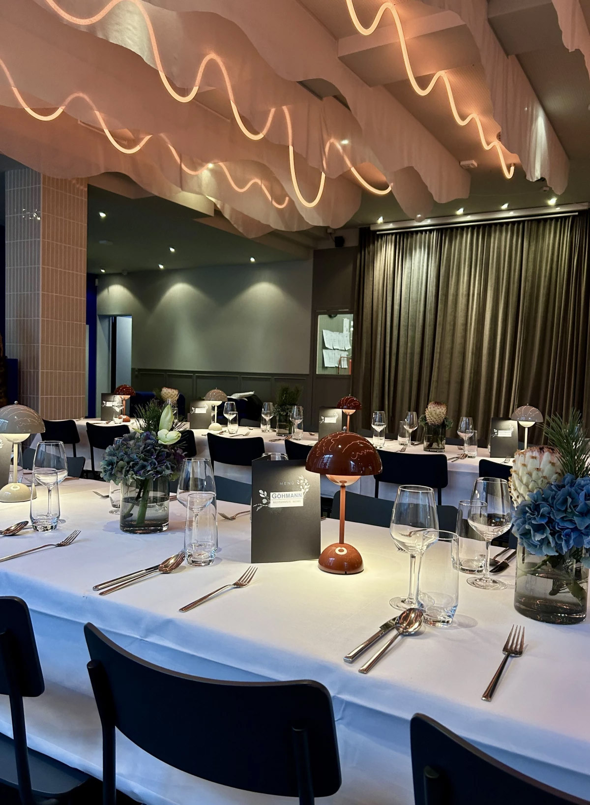 Bild in den GOOSE Eventspace – Lange gedeckte Tische