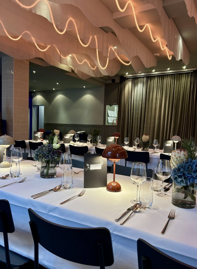 Bild in den GOOSE Eventspace – Lange gedeckte Tische