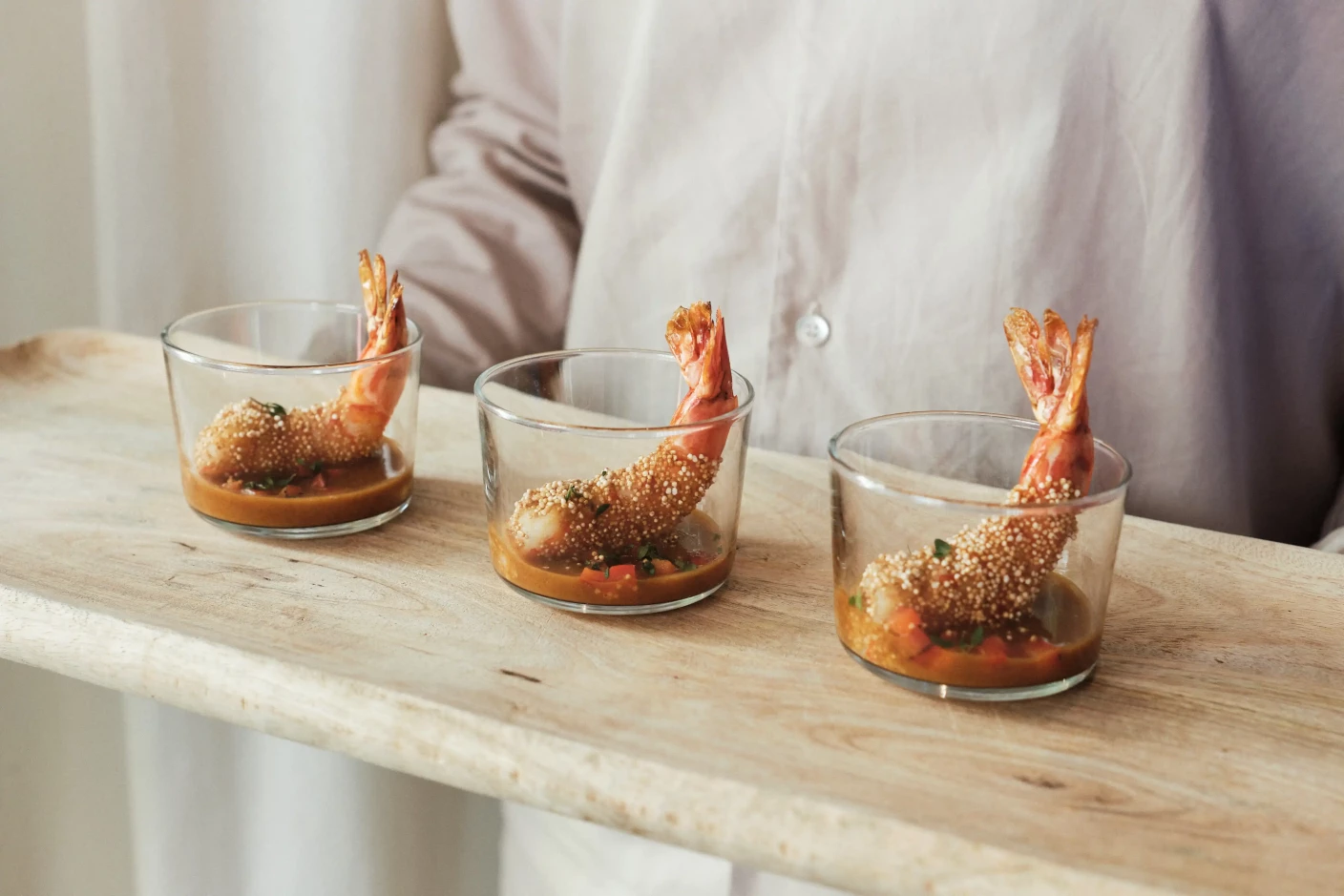 Fingerfood Catering Frankfurt – Garnelen in Gläsern auf Holzbrett von GOOSE Gourmet