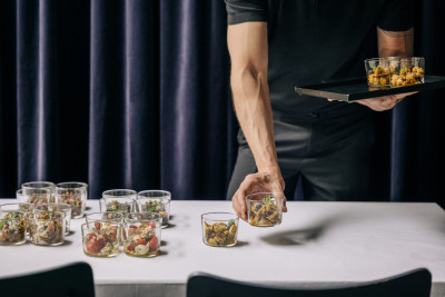 Buffet aus herzhaften Gläschen wird aufgereiht