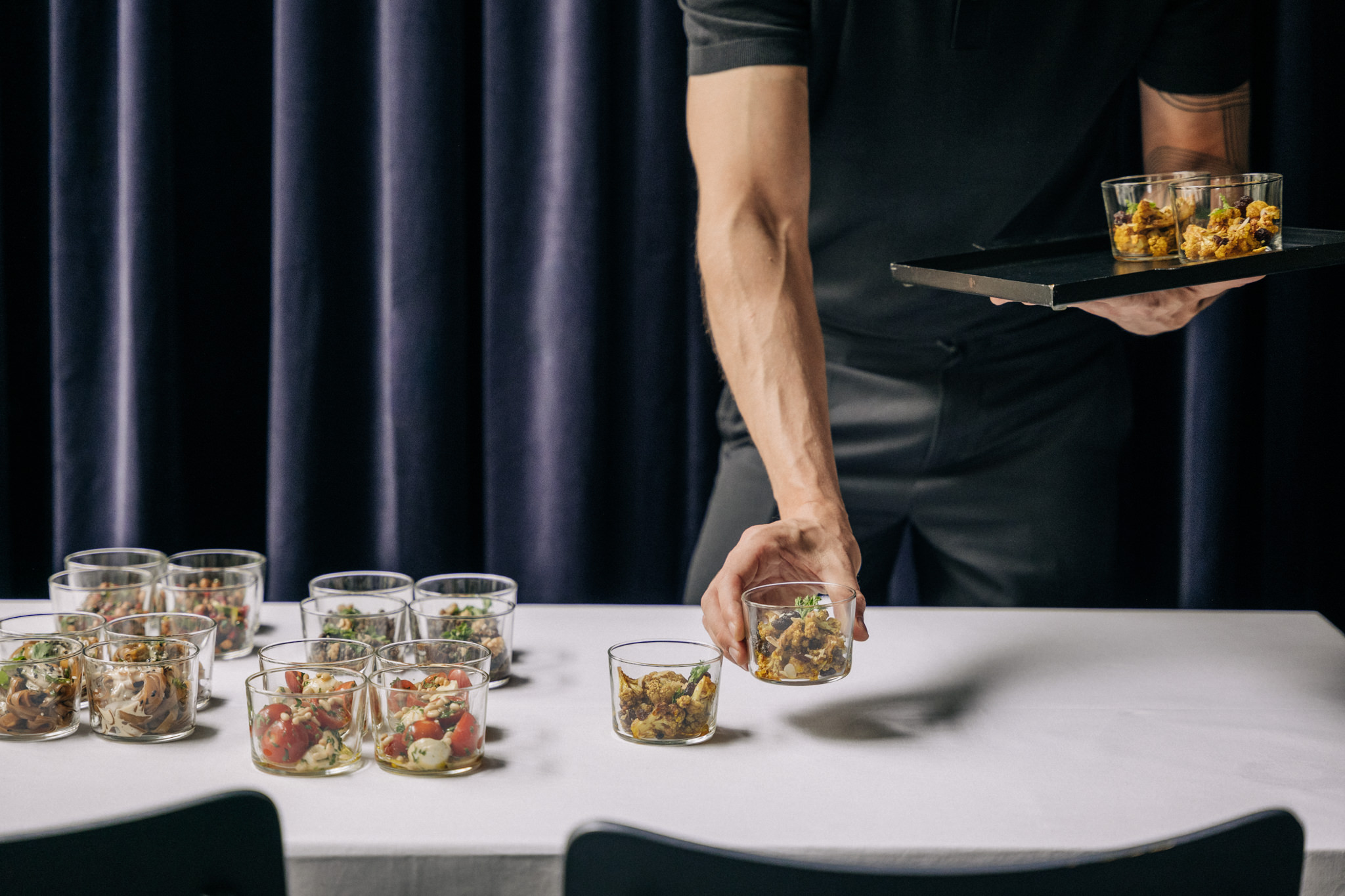 Buffet aus herzhaften Gläschen wird aufgereiht