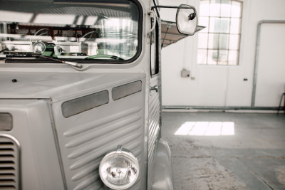 Grauer Oldtimer Foodtruck