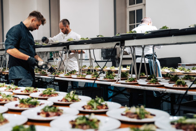 Goose Gourmet Köche beim Anrichten vieler Teller für ein Catering