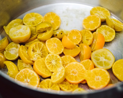 eine Schüssel voll ausgepresster Zitronen