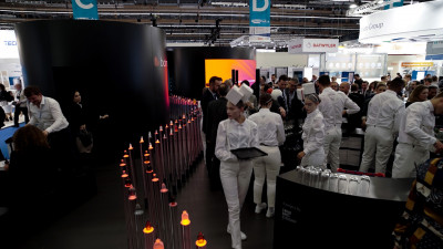 In weiß gekleidetes Servicepersonal auf dem Messegelände in Frankfurt