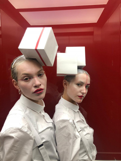 Trade fair hostesses in Bormioli Pharma styling with abstract headpieces